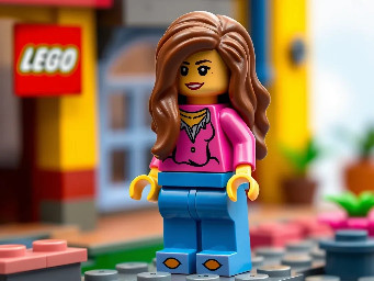 Lego de mujer con cabello largo, pantalon azul y playera rosa mexicano