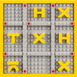 O Tabuleiro (Base 16x16): Imagina o chão desta base imperial, mas dividido em 9 quadrados. O Painel de Pontuação: Vê como as peças Technic com furos (bricks com buracos) podem segurar os "pins" para contar as vitórias. O Lettering Amarelo: Exemplos de como o amarelo se destaca no cinzento do hangar. Aqui estão as referências visuais para servirem de "guia de montagem": Para o seu projeto de Tic Tac Toe 16x16 estilo hangar, aqui estão as referências visuais que pode utilizar para guiar a construção manual. Como este é um modelo personalizado (MOC), pode combinar estes elementos para criar a sua peça final: 1. O Hangar (Base 16x16) Para o tabuleiro, utilize a estética de um hangar imperial. O chão deve ser cinzento com detalhes técnicos (greebling) e luzes embutidas (peças 1x1 transparentes).