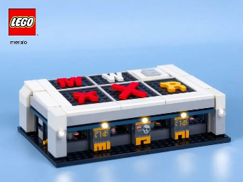 O Tabuleiro (Base 16x16): Imagina o chão desta base imperial, mas dividido em 9 quadrados. O Painel de Pontuação: Vê como as peças Technic com furos (bricks com buracos) podem segurar os "pins" para contar as vitórias. O Lettering Amarelo: Exemplos de como o amarelo se destaca no cinzento do hangar. Aqui estão as referências visuais para servirem de "guia de montagem": Para o seu projeto de Tic Tac Toe 16x16 estilo hangar, aqui estão as referências visuais que pode utilizar para guiar a construção manual. Como este é um modelo personalizado (MOC), pode combinar estes elementos para criar a sua peça final: 1. O Hangar (Base 16x16) Para o tabuleiro, utilize a estética de um hangar imperial. O chão deve ser cinzento com detalhes técnicos (greebling) e luzes embutidas (peças 1x1 transparentes).